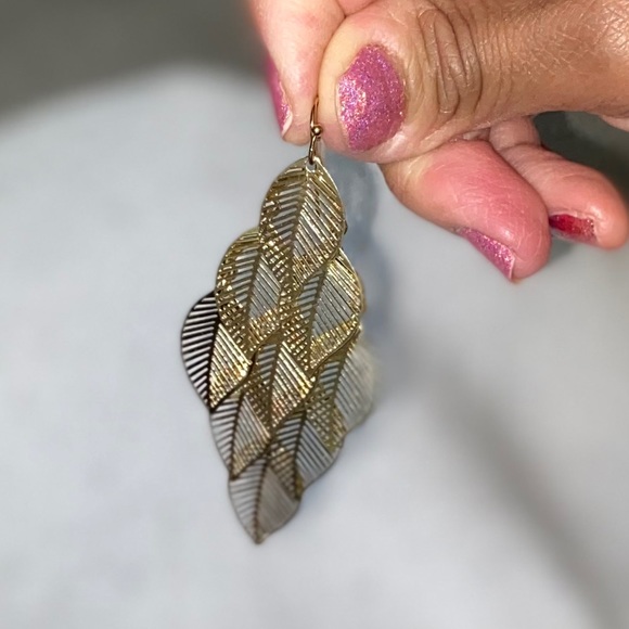 ✨NWOT✨ Avon Gold “Leaf” Dangle Earrings✨ - Picture 7 of 7